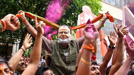 Des partisans du BJP, devant le siège du parti, le 23 mai 2019 à Bangalore (Inde). (MANJUNATH KIRAN / AFP)