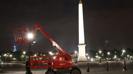 La f&ecirc;te pr&eacute;vue pour les partisans de Nicolas Sarkozy place de la Concorde &agrave; Paris&nbsp;a &eacute;t&eacute; annul&eacute;e. On d&eacute;monte et on remballe. (DELPHINE GOLDSZTEJN / MAXPPP)