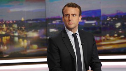 Emmanuel Macron, encore candidat à la présidence&nbsp;de la République, sur le plateau du JT de TF1, le 1er février 2017. (PATRICK KOVARIK / AFP)