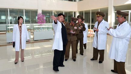 Le dirigeant nord-cor&eacute;en Kim Jong-Un visite un h&ocirc;pital de Pyongyang, le 19 mai 2014. (KNS / KCNA)