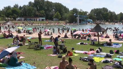 Dans&nbsp;la base de loisirs de Cergy-Pointoise (Val-d'Oise), les récentes mauvaises conditions météo, couplées à l'instauration du pass sanitaire, ont fait chuter la fréquentation de moitié.&nbsp; (CAPTURE D'ÉCRAN FRANCE 2)