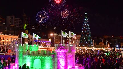 En Russie, le premier feu d'artifice de l'année a été tiré depuis Vladivostok, dans l'extrême est du pays, où un chateau de glace et un sapin trônaient. (YURI SMITYUK/TASS/SIPA USA/SIPA)