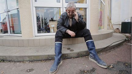 Le maire de Charron, Jean-Francois Faget, le 4 mars 2010 dans une rue de sa ville dévastée par la tempête Xynthia. (AFP/XAVIER LEOTY)