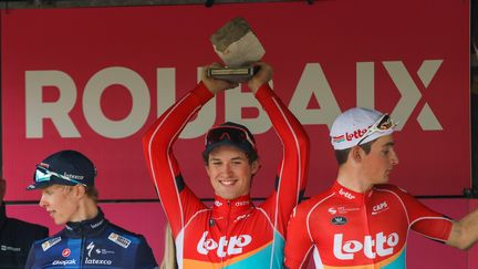 Le coureur belge Tijl de Decker (au centre) lors de sa victoire sur la course mythique de Paris-Roubaix Espoirs, le 7 mai 2023, au Vélodrome de Roubaix (Nord). (MAXPPP)