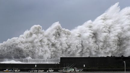 Des vagues impressionantes provoquées par le typhon Jebi, dans le port de pêche d'Aki (Japon), le 4 septembre 2018. (KYODO KYODO / REUTERS)