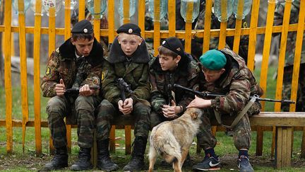 beaucoup le vivent comme un jeu et un moyen de retrouver leurs amis loin de chez eux.
 
 
 
 (REUTERS / Eduard Korniyenko)