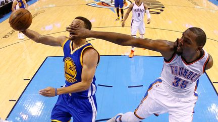 Stephen Curry (Golden State) sévèrement défendu par Kevin Durant (Oklahoma City) (RONALD MARTINEZ / GETTY IMAGES NORTH AMERICA)