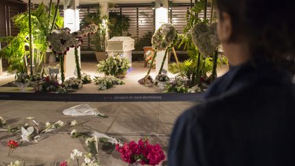 La dépouille de Johnny a été acheminée au funérarium de Saint-Jean où a été organisée une veillée publique
 (Helene Valenzuela / AFP)