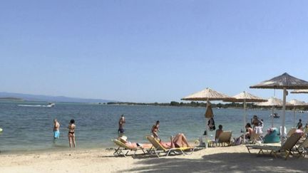 En Grèce, les espaces sur les plages se réduisent en raison de l'installation illégale de transats par les bars. De nouvelles règles ont été mises en place par les autorités. (France 2)