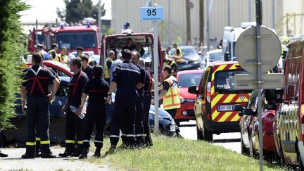 Peu de temps apr&egrave;s l'attentat, de nombreuses &eacute;quipes de secours ont &eacute;t&eacute; d&eacute;ploy&eacute;es sur place pour venir en aide aux victimes. (PHILIPPE DESMAZES / AFP)