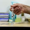 Un volontaire prépare une dose du vaccin de Pfizer-BioNTech, dans&nbsp;un&nbsp;centre de vaccination de Marseille, le 19 avril 2021. (NICOLAS TUCAT / AFP)