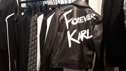 Collection automne-hiver 2019/2020 de Karl Lagerfeld, la première depuis la mort du couturier. (SOPHIE AUVIGNE / FRANCE-INFO)