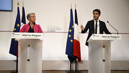 Elisabeth Borne et Gabriel Attal présentent le plan interministériel de lutte contre le harcèlement à l'école, à Matignon, le 27 septembre 2023. (JULIEN DE ROSA / AFP)