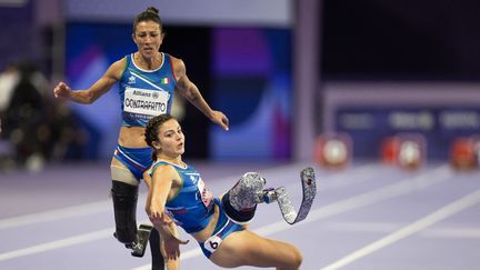 Ambra Sabatini chute lors de la finale du 100 m (T63) à l'occasion des Jeux paralympiques de Paris 2024, au Stade de France, à Saint-Denis, le 7 septembre 2024. (MAURO UJETTO / AFP)