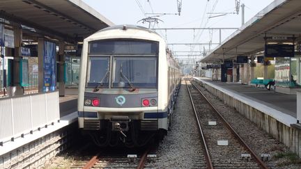 Un RER en gare de&nbsp;Rueil-Malmaison (Hauts-de-Seine), le 24 avril 2019. (MAXPPP)