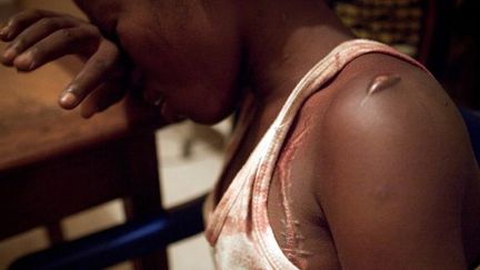 Une jeune prostituée de 12 ans se réfugie dans un centre médical à Kinshasa après avoir été agressée.

Plus de 20 000 enfantsvivent livrés à eux-mêmes dans les rues de Kinshasa.

D’après Médecins du monde, plus d’un tiers d’entre eux ont été chassés de leur foyer et jetés à la rue au prétexte qu’ils étaient sorciers et donc responsables de tous les maux de la famille. (AFP PHOTO / GWENN DUBOURTHOUMIEU )