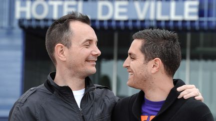 Vincent Autin et Bruno Boileau, les deux premiers hommes qui vont b&eacute;n&eacute;ficier, le 29 mai,&nbsp;de la loi sur le mariage pour tous, devant l'h&ocirc;tel de ville de Montpellier (H&eacute;rault), le 18 mai 2013. (PASCAL GUYOT / AFP)