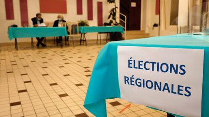 Un bureau de vote à Cucq (Pas-de-Calais) lors du premier tour des élections régionales et départementales, le 20 juin 2021 (LUDOVIC MARIN / AFP)