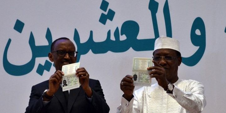 Paul Kagamé et Idris Debby montrent le passeport panafricain lors du 27e sommet de l'Union africaine en 2016. (Minasse Wondimu Hailu / ANADOLU AGENCY)