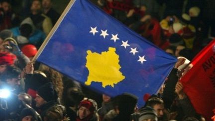 Les Kosovars fêtent à Pristina l'indépendance de leur pays, le 17 février 2008. (AFP PHOTO / ARMEND NIMANI)