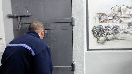 Un surveillant de la prison d'Ajaccio (Corse-du-Sud), le 24 janvier 2013. (PASCAL POCHARD-CASABIANCA / AFP)