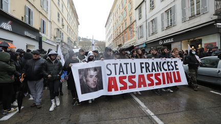 Manifestation à Bastia (Haute-Corse) derrière le slogan "Etat français assassin", le 13 mars 2022 (CHRISTIAN BUFFA / MAXPPP)