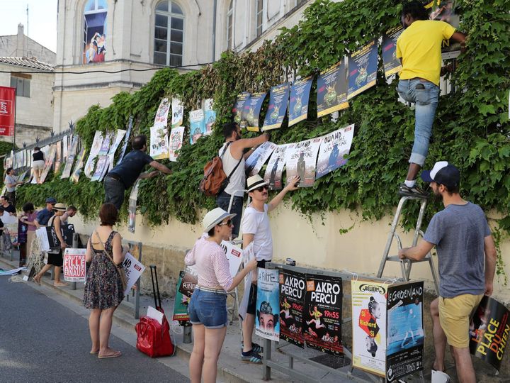 Au fur et mesure du festival d'Avignon, les murs se recouvrent chaque jour un peu plus d'affiches de spectacle
 (PHOTOPQR/LE DAUPHINE/MAXPPP)