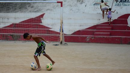 Avril 2013. Des enfants jouent au foot dans la favela de la Cité de Dieu
 (Christophe Simon / AFP)