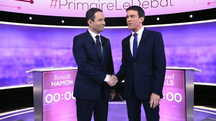 Benoît Hamon et Manuel Valls, lors du débat d'entre-deux-tours de la primaire de la gauche, mercredi 25 janvier 2017.&nbsp; (BERTRAND GUAY / AFP)