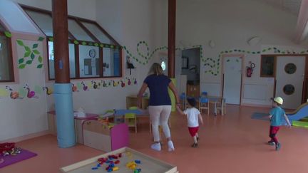 Crèche : le manque de personnel complique la vie des jeunes parents (France 3)