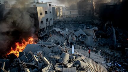 Des bâtiments détruits dans la bande de Gaza, le 26 octobre 2023. (OMAR EL-QATTAA / AFP)