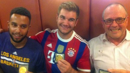 L'un des h&eacute;ros du Thalys, Alek Skarlatos (au centre), portait un maillot du Bayern Munich lorsqu'il s'est exprim&eacute; devant la presse, le 22 ao&ucirc;t 2015. (AFP)