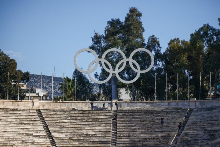 Les anneaux olympiques dans le Stade panathénaïque d'Athènes, en Grèce, le 14 mars 2024. (BEATA ZAWRZEL / NURPHOTO / AFP)