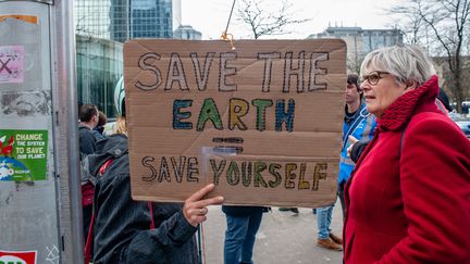 Des personnes manifestent pour la protection du climat et la lutte contre le réchauffement climatique, le 31 mars 2019 à Bruxelles.&nbsp; (ROMY ARROYO FERNANDEZ / NURPHOTO / AFP)