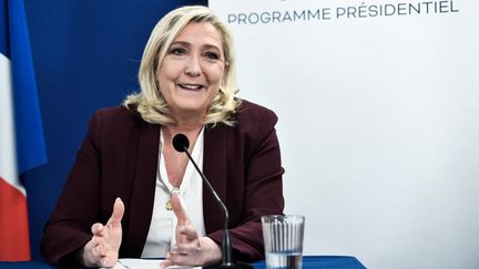 La candidate du Rassemblement national Marine Le Pen durant une conféence de presse à Paris, mercredi 23 mars 2022. (STEPHANE DE SAKUTIN / AFP)