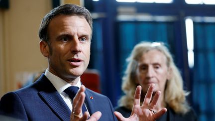 Emmanuel Macron lors d'un déplacement dans une école primaire du 9e arrondissement de Paris, le 5 avril 2024. (LUDOVIC MARIN / AFP)