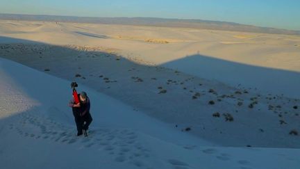 Le grand parc national de&nbsp;White&nbsp;Sands, au&nbsp;Nouveau-Mexique&nbsp;(États-Unis)&nbsp;est un désert aux allures de montagne, avec son sable blanc.&nbsp;Il attire de nombreux visiteurs et se révèle une source d'inspiration pour les photographes. (FRANCE 2)