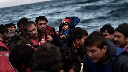 Des migrants arrivent sur l'&icirc;le de Lesbos (Gr&egrave;ce), le 25 octobre 2015. (ARIS MESSINIS / AFP)