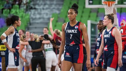 La déception de la Française Sandrine Gruda après l'élimination contre la Belgique en demi-finales de l'Eurobasket, à Ljubljana (Slovénie), le 24 juin 2023. (FIBA)