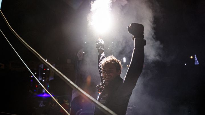 Thomas Ruyant arrive aux Sables d'Olonne sur son bateau Imoca Linkedout, le 27 janvier 2021, après un Vendée Globe 2020/2021 en 80 jours, 15 heures, 22 minutes et une seconde . (PIERRE BOURAS / DPI VIA AFP)