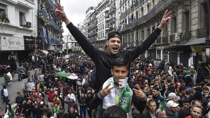 Des opposants à Abdelaziz Bouteflika manifestent à Alger (Algérie), le 8 mars 2019. (RYAD KRAMDI / AFP)