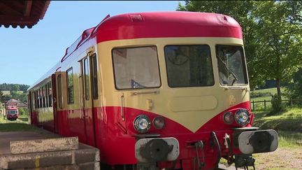 La découverte du 12/13 vous emmène à bord du train du Haut-Foret, un train touristique des années 1950 qui permet de traverser lentement les forêts de la Loire. (France 3)