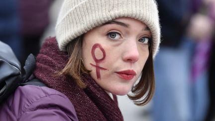 Une femme participe à une manifestation organisée par le collectif féministe Nous Toutes, le 20 novembre 2021, à Paris. (ALAIN JOCARD / AFP)