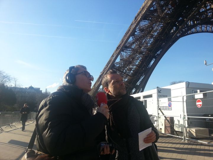 Michel Despratx et Benoît Collombat au pied de la Tour Eiffel, lieu du rendez-vous secret entre Djouhri et Béchir Saleh le 3 mai 2016. (Elodie Guéguen/Radio France)