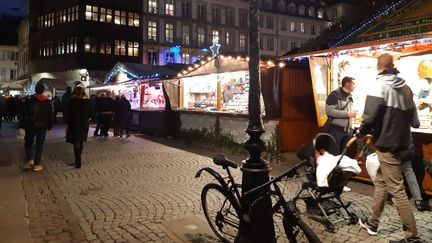 Après l'attentat du marché de Noël de Strasbourg le 11 décembre 2018, la fréquentation est en baisse de&nbsp;10 à 15%. (CORINNE FUGLER / RADIO FRANCE)