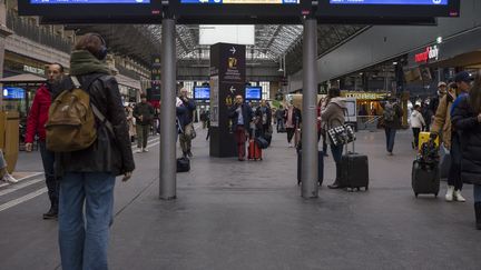 Des passagers à la gare de l'Est à Paris, le 16 février 2024. (ERIC BRONCARD / HANS LUCAS)