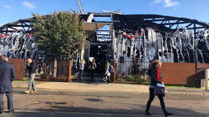 L'Arche, le bâtiment incendié à Chanteloup-les-Vignes (Yvelines), deux jours après le sinistre, le 4 novembre 2019. (JULIETTE CAMPION / FRANCEINFO)