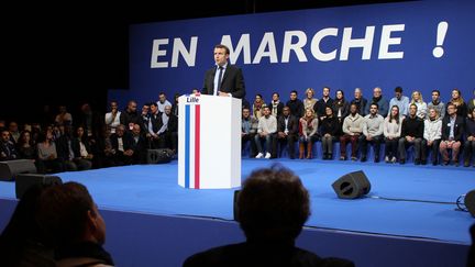 Emmanuel Macron sur la scène du Zénith de Lille lors de son meeting du samedi 14 janvier 2017. (FRANÇOIS CORTADE / RADIOFRANCE)