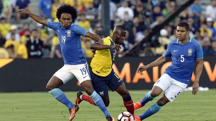 Willian et Casemiro entourent l'Equatorien Valencia  (KEVORK DJANSEZIAN / GETTY IMAGES NORTH AMERICA)