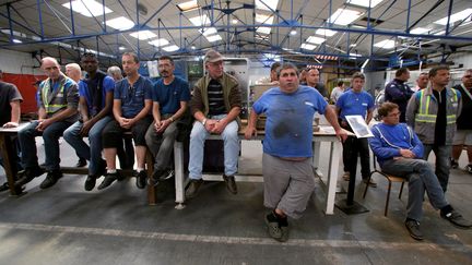 Des salariés de l'usine&nbsp;GM&amp;S de la Souterraine, dans la Creuse, le 24 mai 2017. (PASCAL LACHENAUD / AFP)